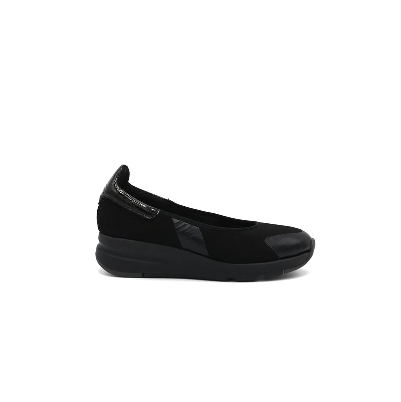 Zapato negro con cuña